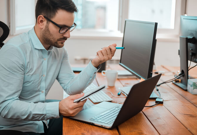 Man looking for custom bags on the Internet